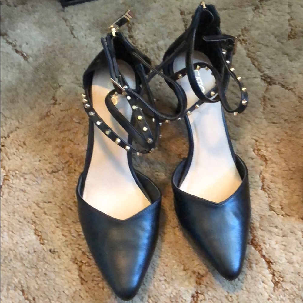 Low heel shoes